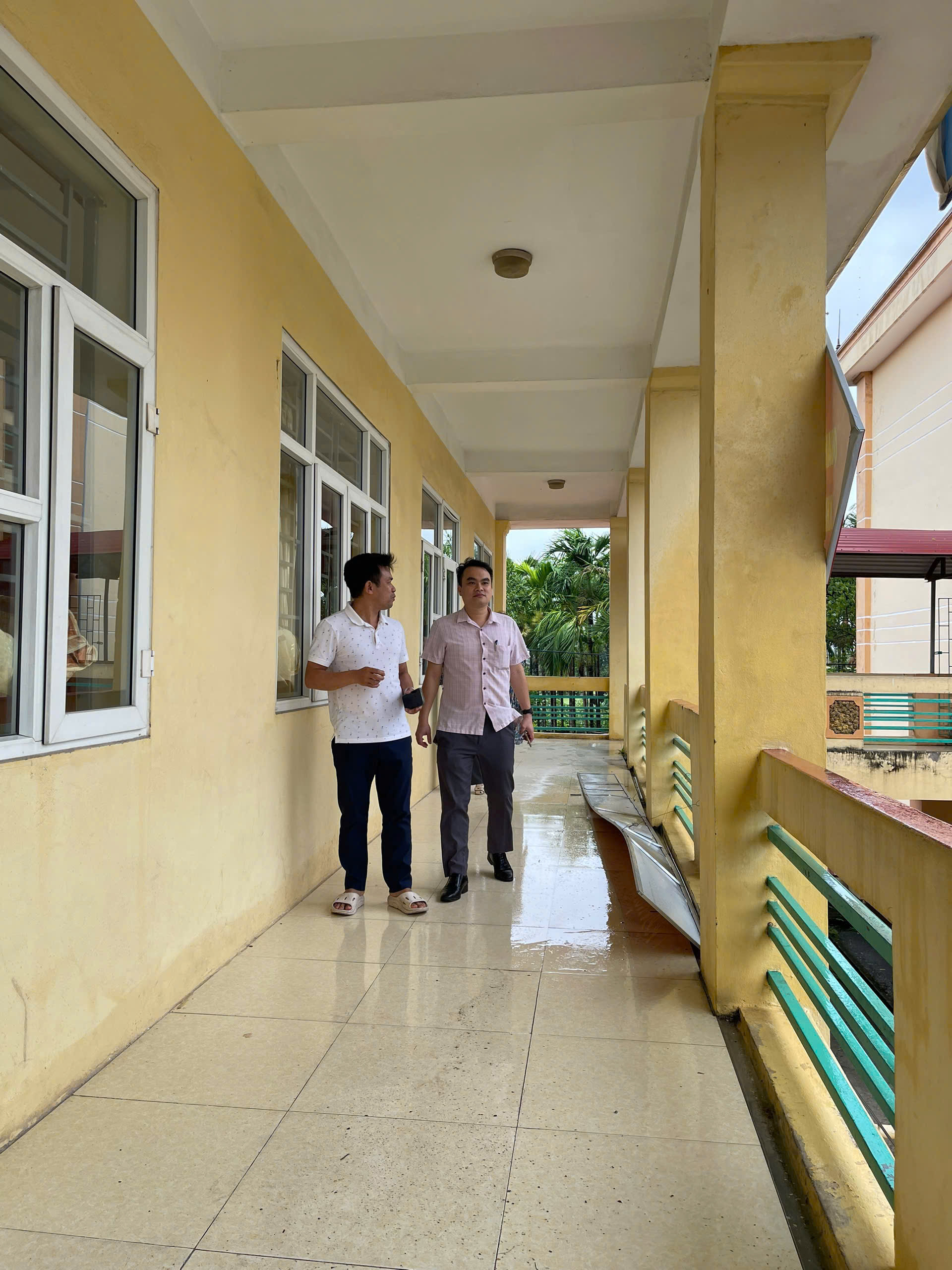 Phường Châu Sơn ra quân cắt tỉa cây xanh và tuyên truyền hướng dẫn người dân chủ động phòng chống bão số 3 (Wipha). 