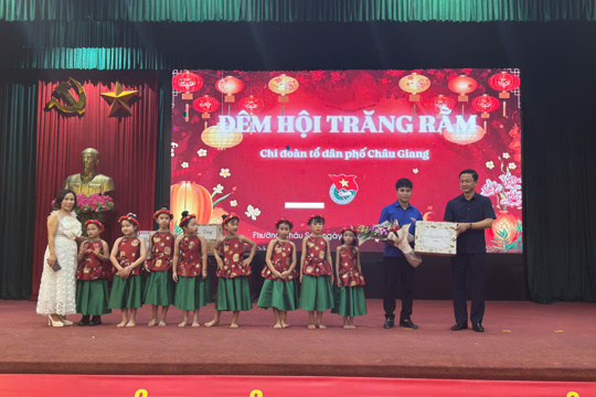 LÃNH ĐẠO ĐẢNG ỦY, HỘI ĐỒNG NHÂN DÂN, ỦY BAN NHÂN DÂN PHƯỜNG CHÂU SƠN DỰ VÀ CHÚC MỪNG TẾT TRUNG THU TẠI CÁC TỔ DÂN PHỐ