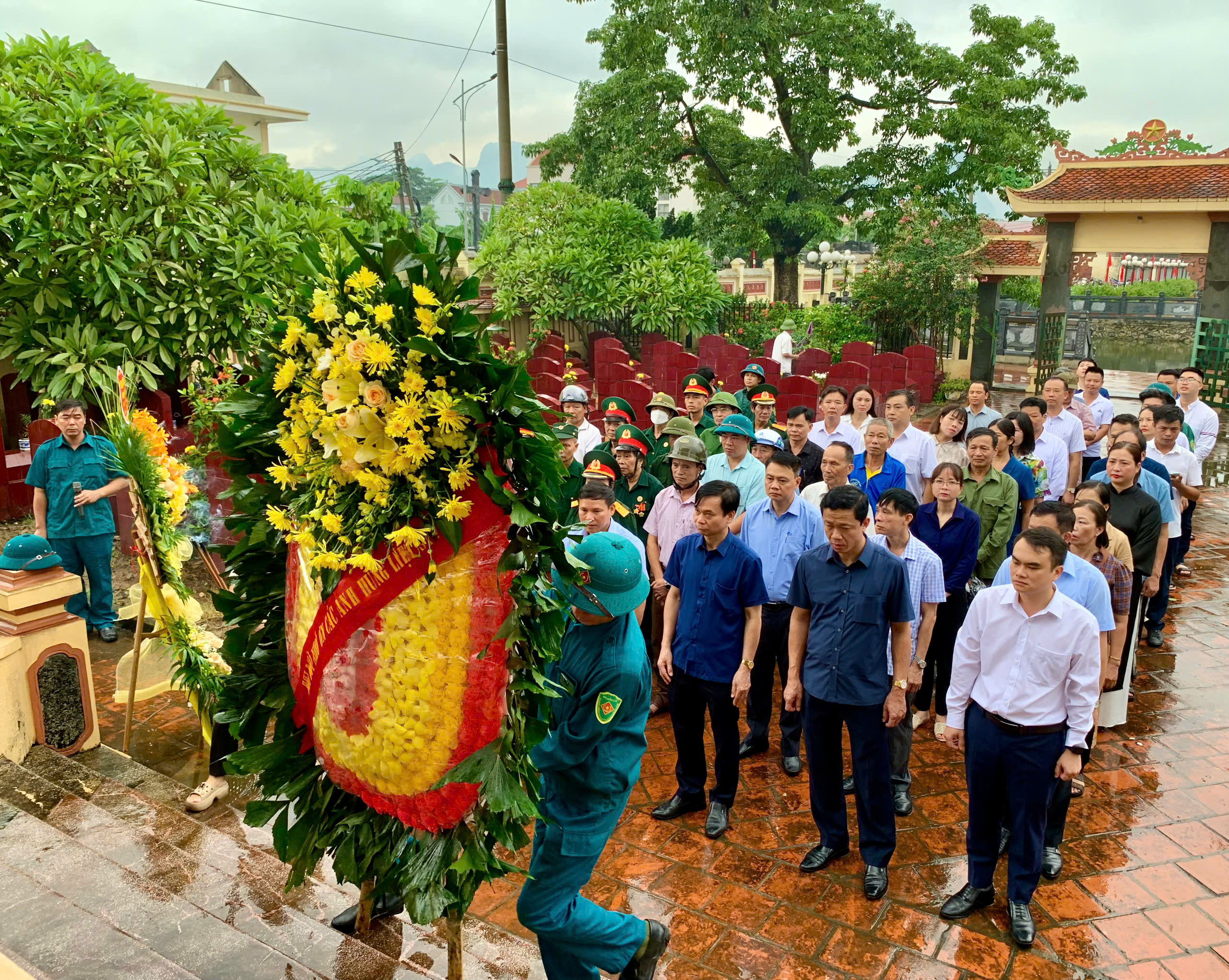 Đảng uỷ - HĐND - UBND - UBMTTQ cùng cán bộ, đảng viên và Nhân dân phường Châu Sơn tổ chức Lễ dâng hương, đặt vòng hoa tại nghĩa trang liệt sỹ Kiện Khê 