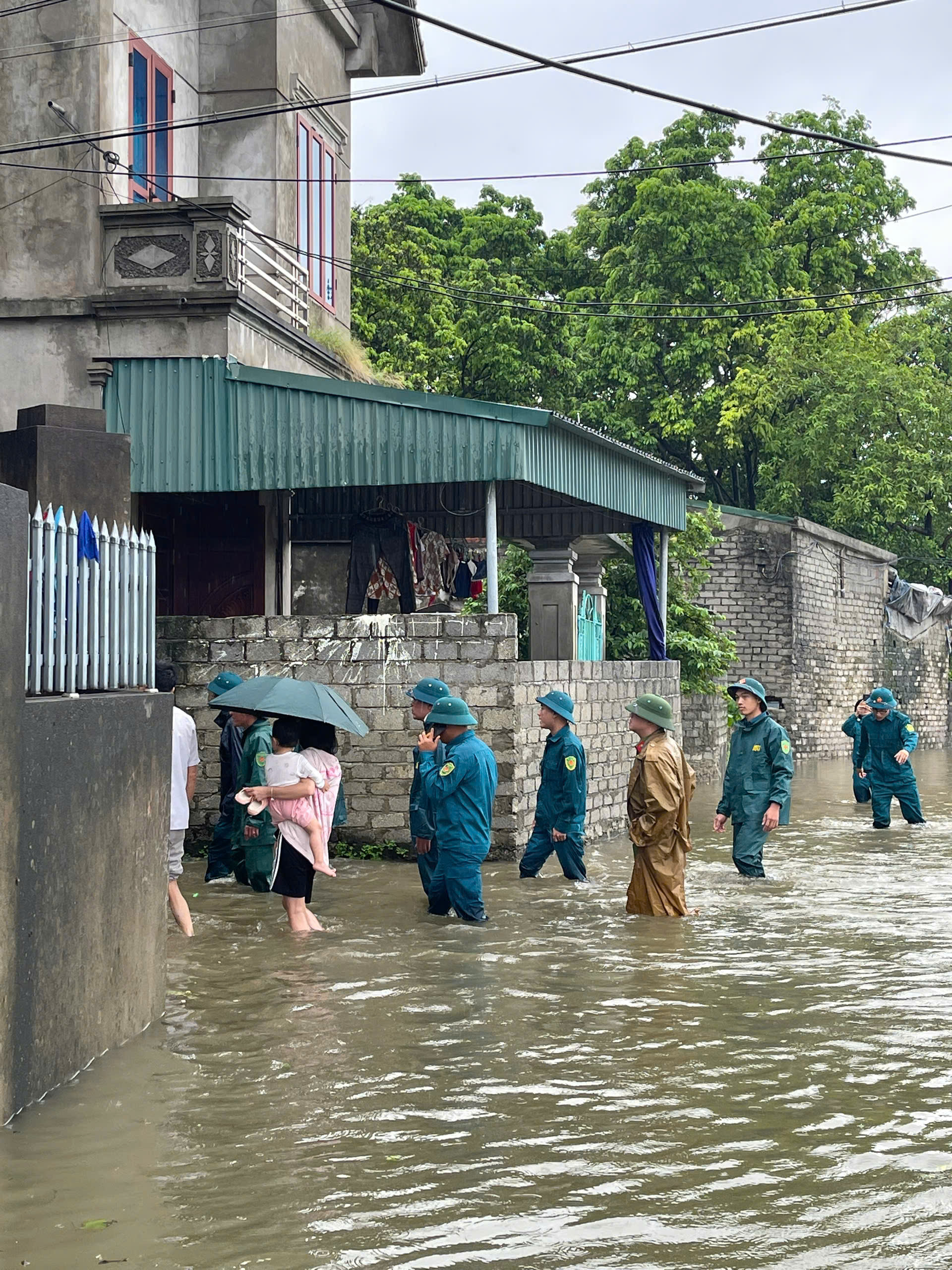 Lực lượng chức năng của phường đang khẩn trương triển khai công tác hỗ trợ di dời người dân và tài sản đến nơi an toàn.