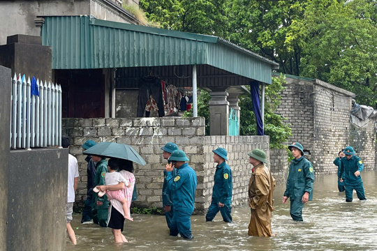 Lực lượng chức năng của phường đang khẩn trương triển khai công tác hỗ trợ di dời người dân và tài sản đến nơi an toàn.