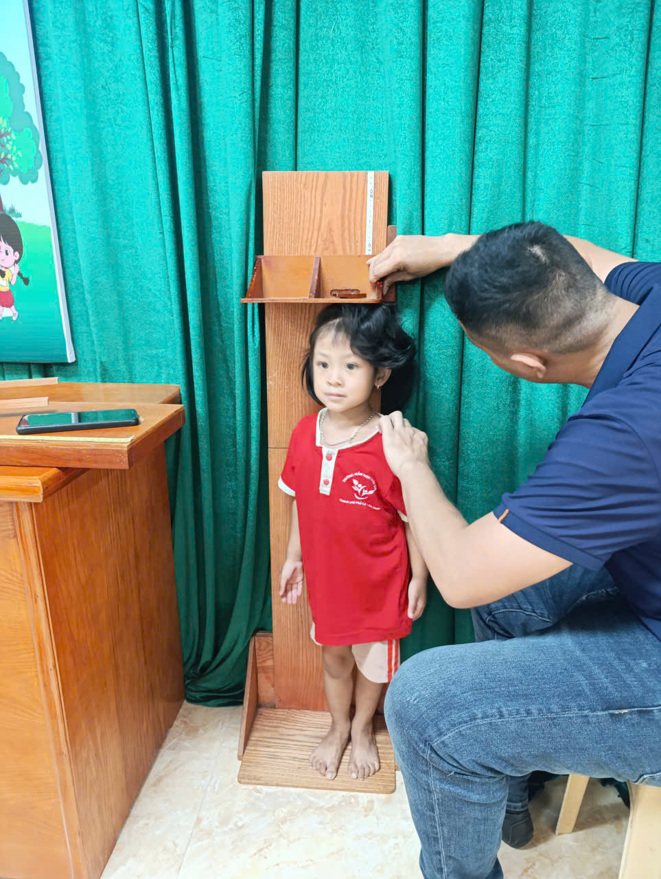 Trạm y tế phường Châu Sơn kết hợp CDC tỉnh và Trung Tâm y tế phủ Lý thực hiện điều tra cân trẻ đánh giá tỷ lệ dinh dưỡng.