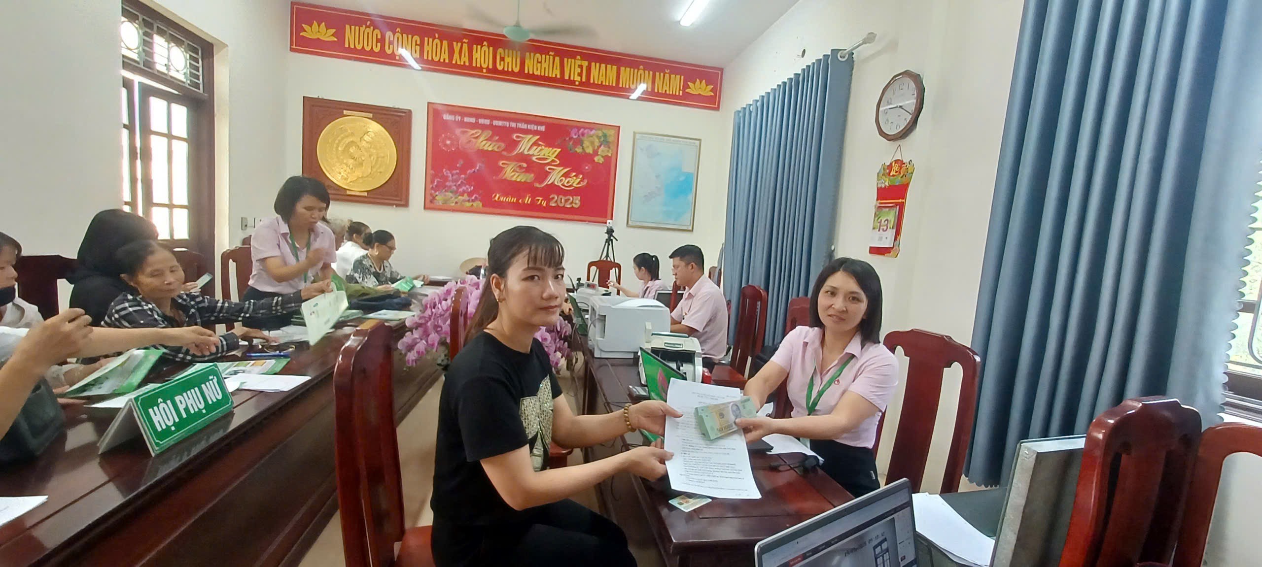 Phòng giao dịch NHCSXH Hà Nam đã thực hiện giải ngân khách hàng đầu tiên theo Quyết định số 29/2025/QĐ-TTg ngày 28/8/2025 của Thủ tướng Chính phủ tại phường Châu Sơn