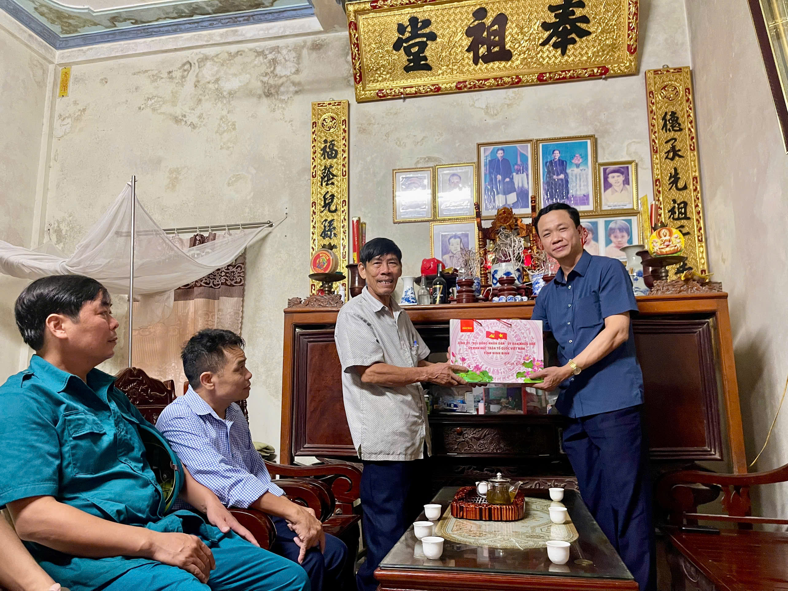 THƯỜNG TRỰC ĐẢNG ỦY - HỘI ĐỒNG NHÂN DÂN - ỦY BAN NHÂN DÂN - ỦY BAN MẶT TRẬN TỔ QUỐC VÀ CÁC ĐOÀN THỂ PHƯỜNG CHÂU SƠN THĂM TẶNG QUÀ NHÂN DỊP 78 NĂM NGÀY THƯƠNG BINH LIỆT SỸ (27/7/1947-27/7/2025)