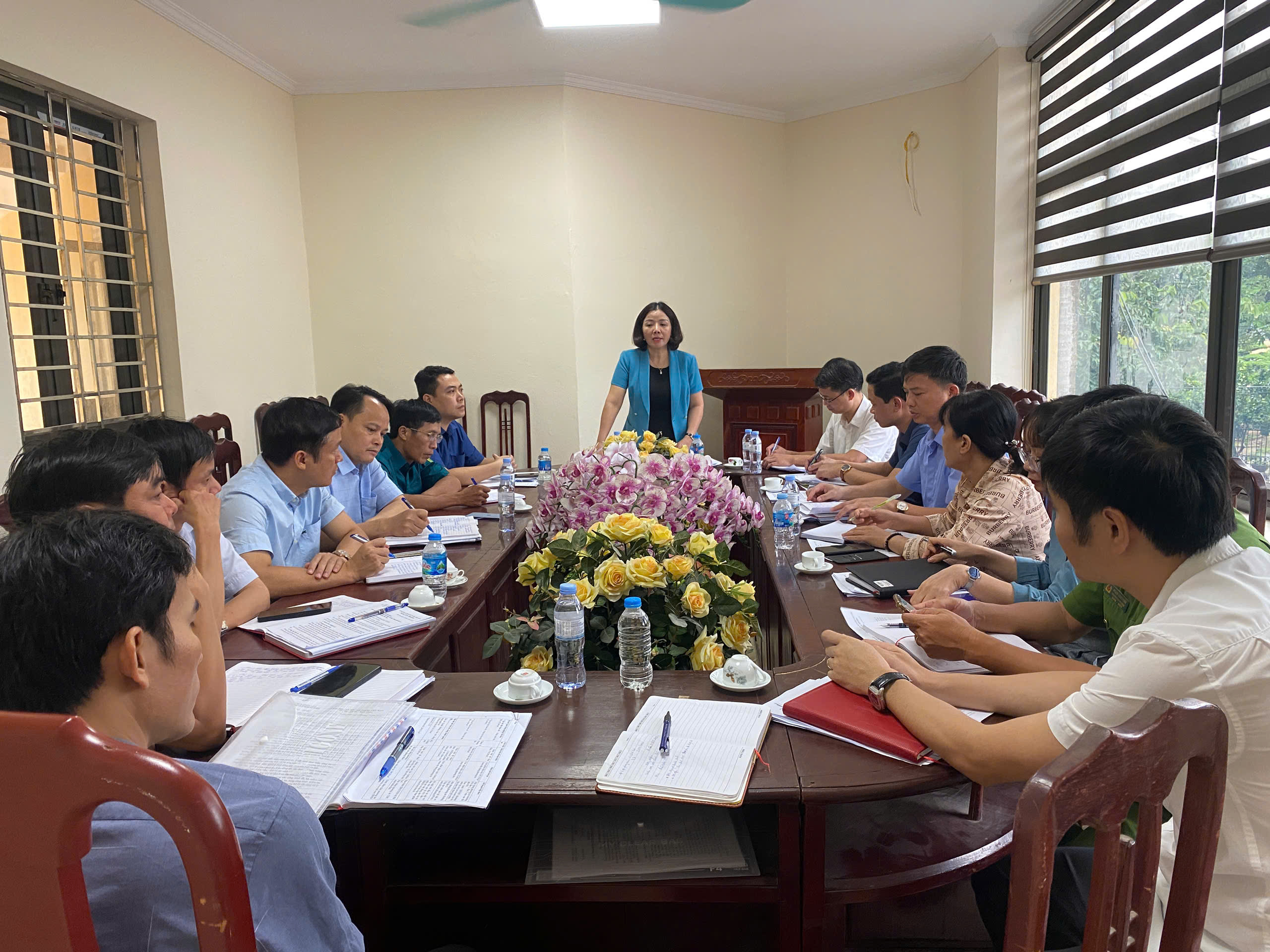 Đồng chí Đào Thị Hoa - Phó chủ tịch UBMTTQ tỉnh, chủ tịch Hội phụ nữ tỉnh, đi kiểm tra công tác chuẩn bị ứng phó với cơn bão số 3 trên địa bàn phường Phù Vân, phường Châu Sơn 