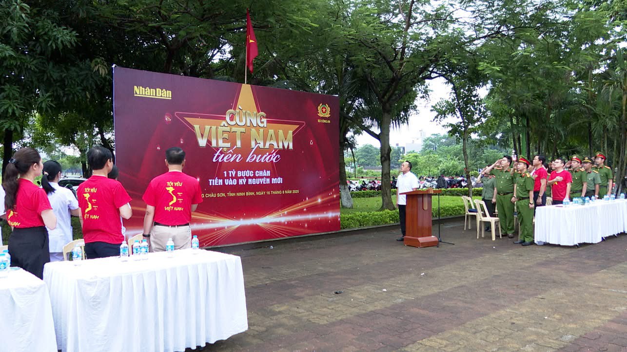 Nhân kỷ niệm 80 năm Cách mạng Tháng Tám (19/8/1945-19/8/2025), Ngày Quốc khánh 2/9 (2/9/1945-2/9/2025) và Ngày truyền thống Công an nhân dân (19/8/1945-19/8/2025). Sáng ngày 16/8/2025, cùng với các địa phương trên cả nước phường Châu Sơn tổ chức chương trình Cùng Việt Nam tiến bước - 1 tỷ bước chân tiến vào kỷ nguyên mới.