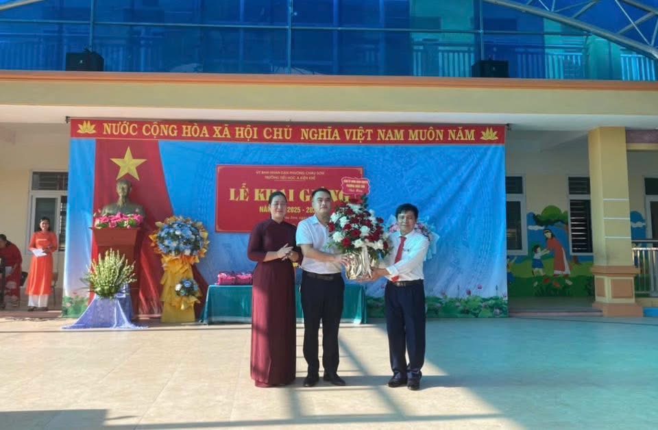 ĐOÀN ĐẠI BIỂU PHƯỜNG CHÂU SƠN DỰ LỄ KHAI GIẢNG NĂM HỌC MỚI TẠI TRƯỜNG TIỂU HỌC A KIỆN KHÊ 